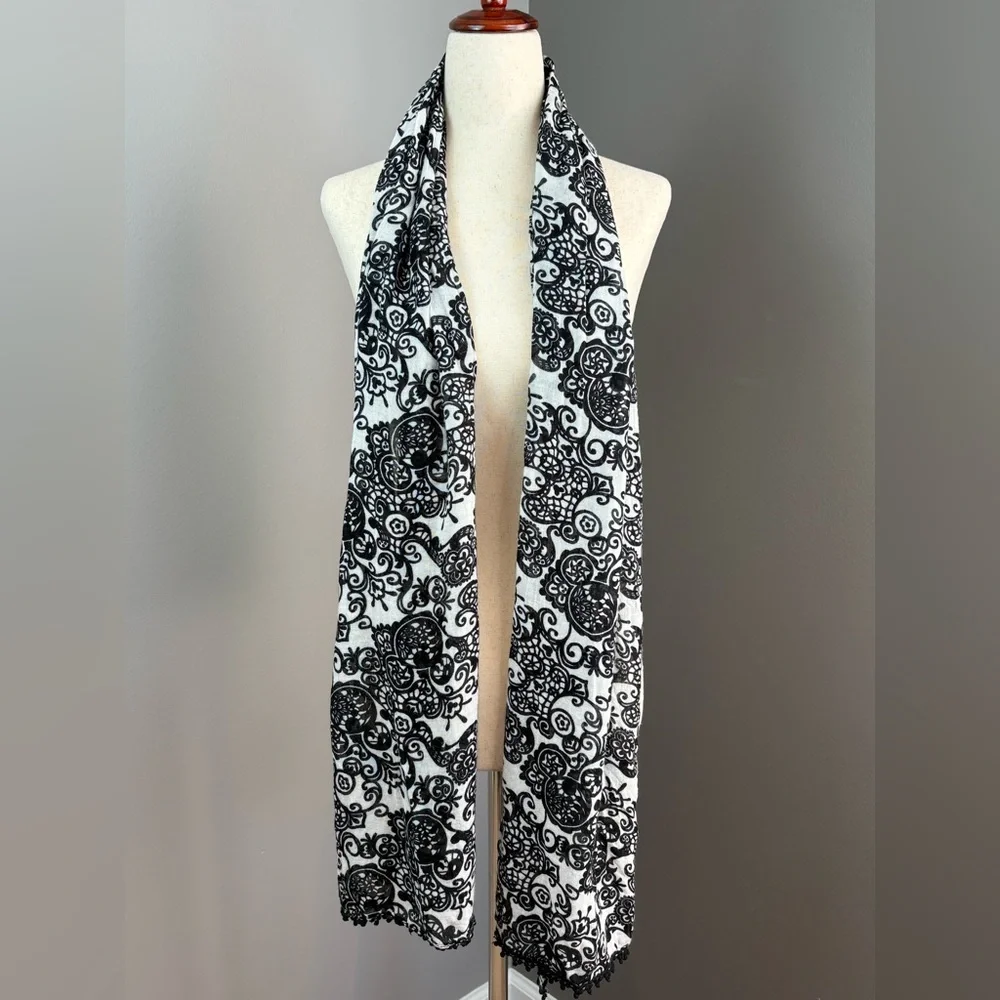Disney Parks Mickey Mouse Scarf Black & White Tassel Fringe Very Pretty Design